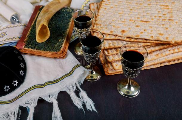 酿酒的逾越节家宴盘子为犹太人的假日逾越节.看法从在上面