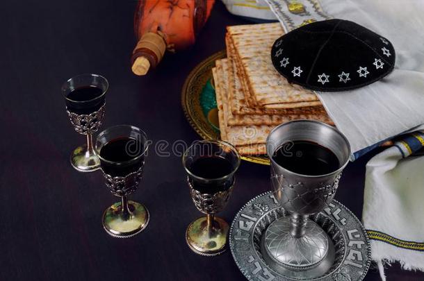 无酵饼,银逾越节家宴盘子和葡萄酒为犹太人的逾越节