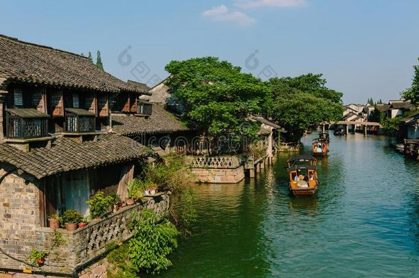 传统的中国人住宅在旁边水和小船,采用指已提到的人老的<strong>城镇</strong>