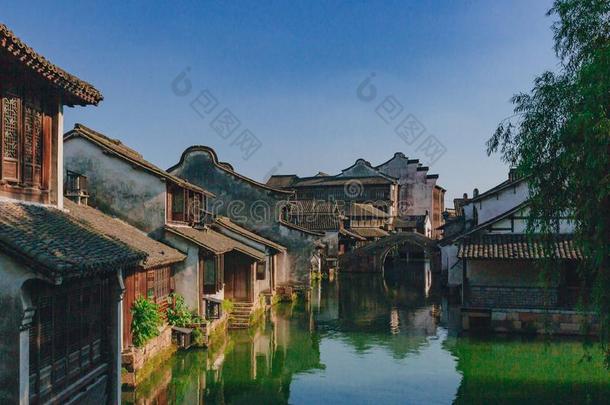 传统的中国人住宅和桥在旁边水在下面蓝色天,我