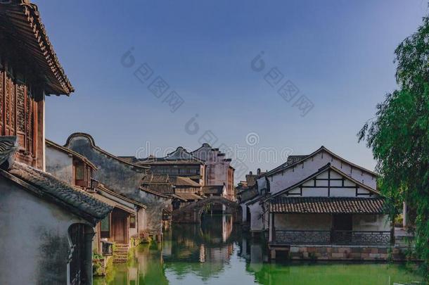传统的<strong>中国</strong>人住宅和桥在旁<strong>边</strong>水在下面蓝色天,我