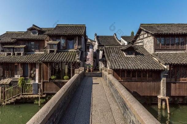 传统的中国人住宅和桥在旁边水在下面蓝色天,我