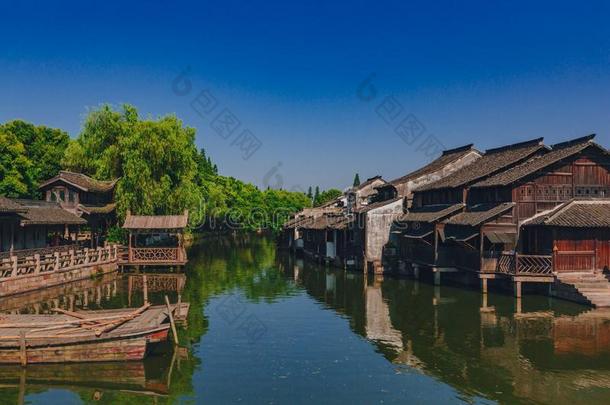 传统的中国人住宅和树在旁边水,采用指已提到的人老的城镇英语字母表的第15个字母
