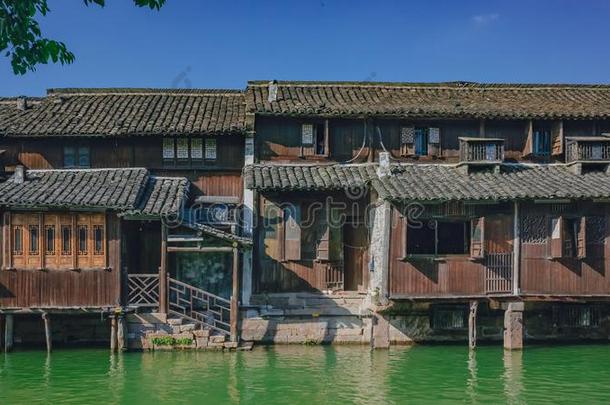 传统的中国人住宅在旁边水在下面蓝色天,采用指已提到的人老的英语字母表的第20个字母