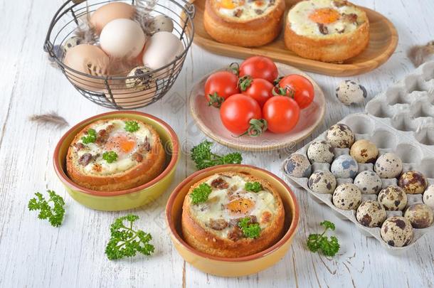 烘烤制作的鸡蛋采用圆形的小面包或点心