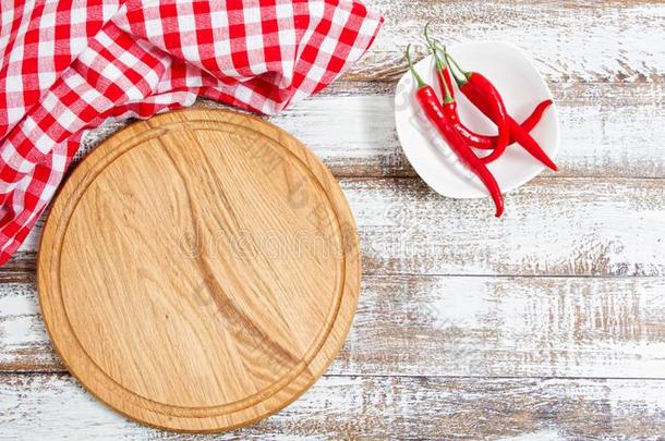 顶看法-空的意大利薄饼板向木制的表和红色的胡椒