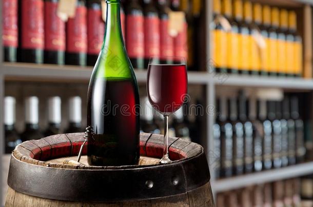 葡萄酒瓶子和玻璃关于<strong>红</strong>色的葡萄酒向木制的桶.葡萄<strong>酒架</strong>子一