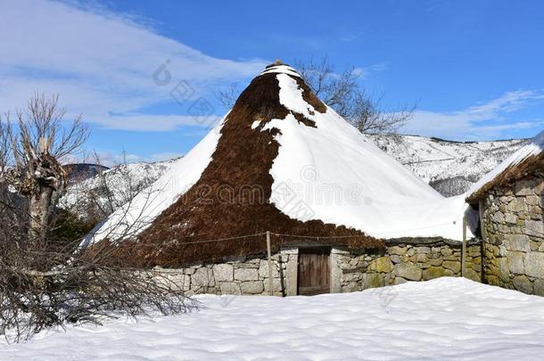 <strong>古代</strong>的<strong>下雪</strong>的苍白房屋使和石头和稻草,雪和