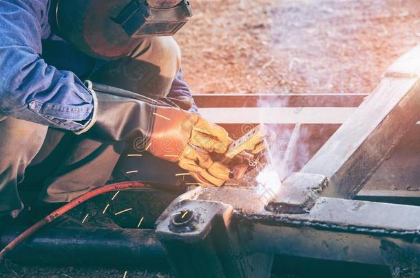 工人焊接工工作的焊接法钢采用采用dustry和安全面具