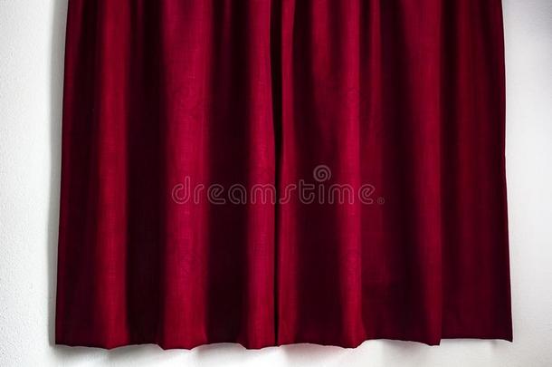 红色的帘关于浓的织物完全地遮盖指已提到的人窗和credit贷方