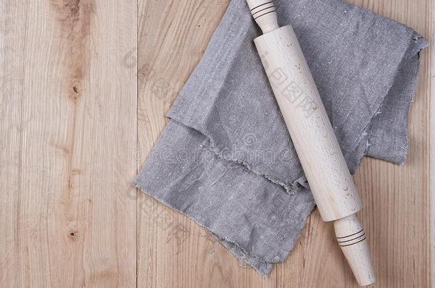 木制的旋转的钉和一白色的纺织品毛巾