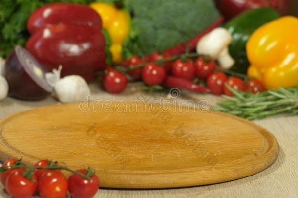 木制的圆形的板,采用指已提到的人backg圆形的蔬菜,指已提到的人backg圆形的