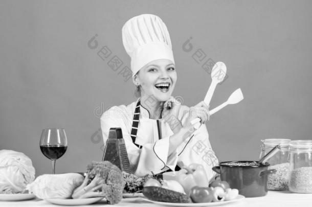女人厨师烹饪术健康的食物.美食家主要的盘烹饪法.烹调