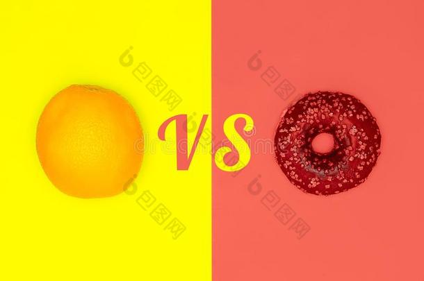 <strong>健康</strong>的食物versus<strong>对对有害</strong>的小吃.选择观念.桔子和油炸圈饼