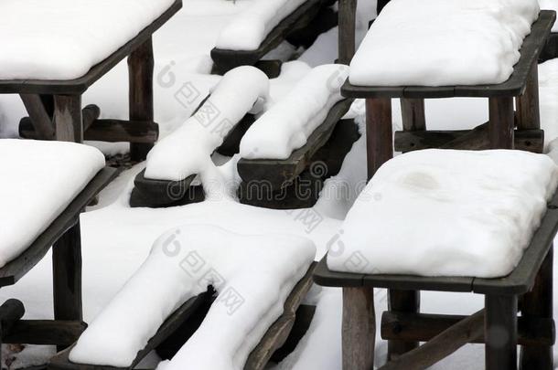 木制的乘法表和法官在下面雪在冬时间