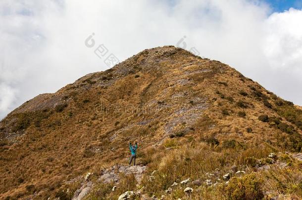 <strong>未被</strong>承认的人向山风景艰苦跋涉徒步旅行莫塔