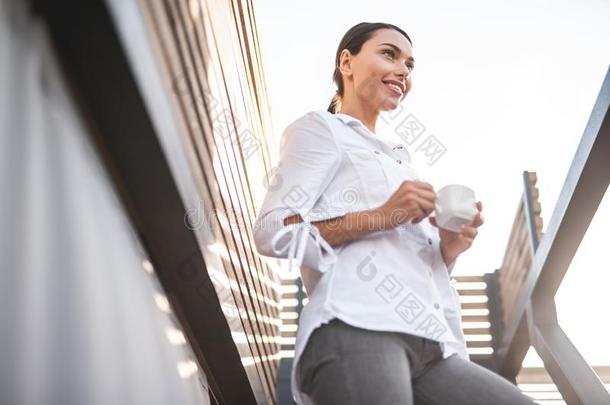 腰在上面关于积极的年幼的女人起立和c在上面和微笑的