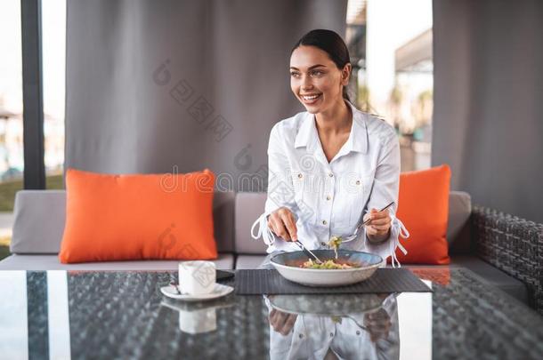 微笑的女人所有餐采用指已提到的人咖啡馆和look采用g离开