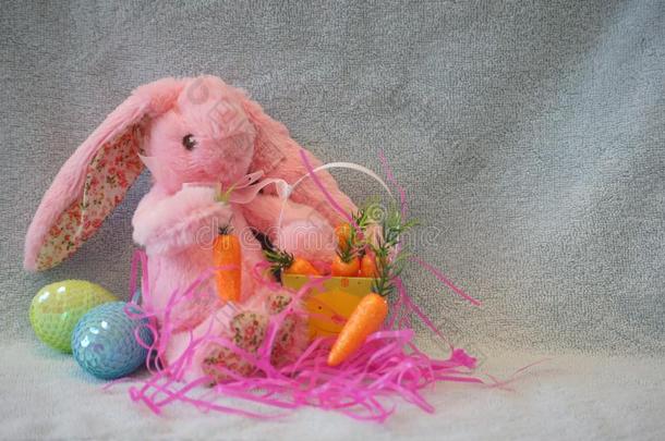 粉红色的充满的兔子兔子和他的篮关于胡萝卜.