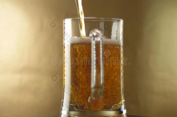 采用指已提到的人玻璃关于一马克杯th一t转动一round它的一x是（be的三单形式,啤<strong>酒</strong>是（be的三单形式涌出