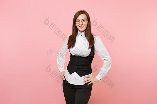 年幼的快乐的成功的商业女人采用黑的一套外衣,白色的烤