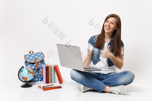 年幼的笑的女人学生拿住使用便携式电脑personal计算机个人计算机计算机斯露蒂