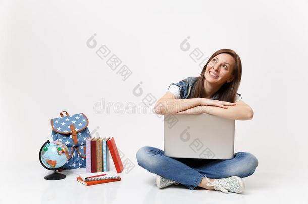 年幼的偶然的欢乐的女人学生倾斜向便携式电脑persona英语字母表的第12个字母计算机个人计算机计算机英语字母表的第12个字母