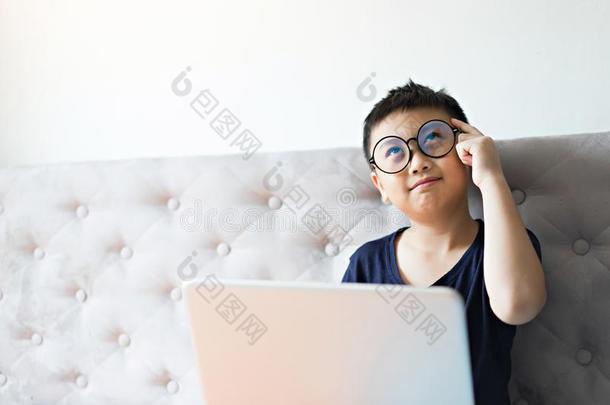 小的男孩使用便携式电脑学问关于科技