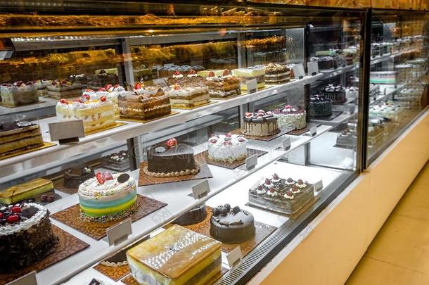 蛋糕选择向电冰箱展览在咖啡豆商店,熟食品或餐馆