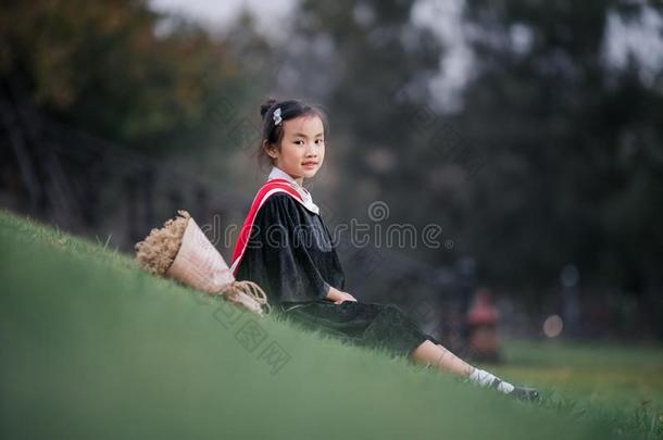 亚洲人漂亮的小孩女孩渐变.女孩微笑向graduati向科德格