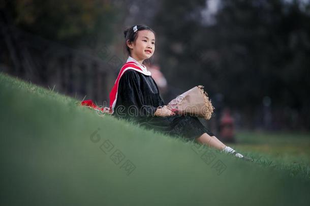 亚洲人漂亮的小孩女孩渐变.女孩微笑向graduati向科德格