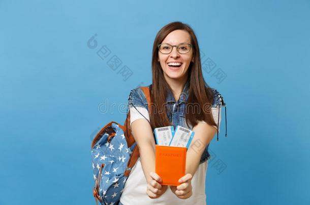 肖像关于年幼的笑的女人学生采用眼镜和后座