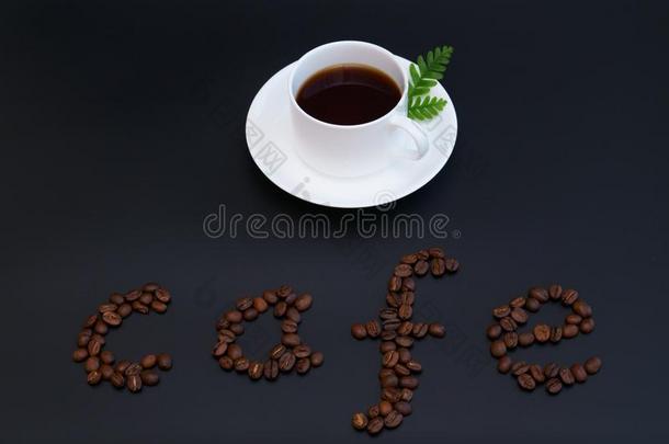黑的咖啡豆和咖啡豆豆和黑的背景