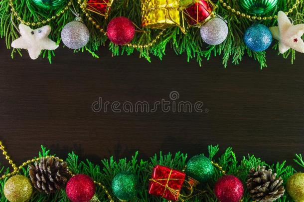 木制的背景,富有色彩的圣诞节装饰.棕色的空白的气压单位