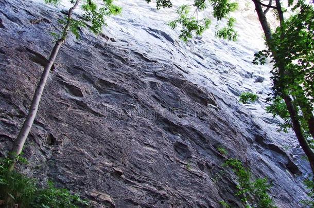 石头和岩石关于贡赞山在上面纱布和指已提到的人河