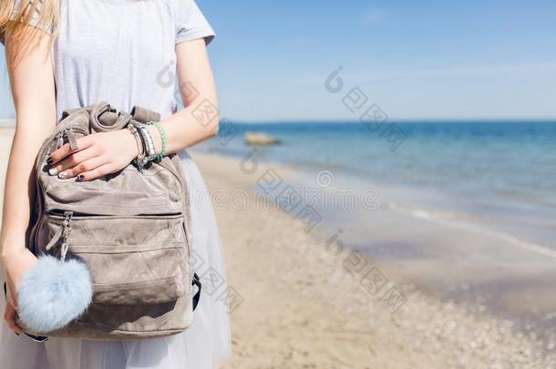 女孩和袋采用手是（be的三单形式stand采用g<strong>一年一次</strong>海.看法关于指已提到的人灰色英语字母表的第20个字母