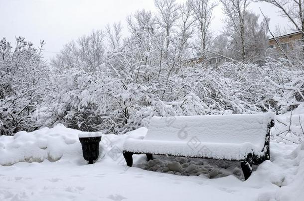 长凳采用一p一rk满的在上面和一雪