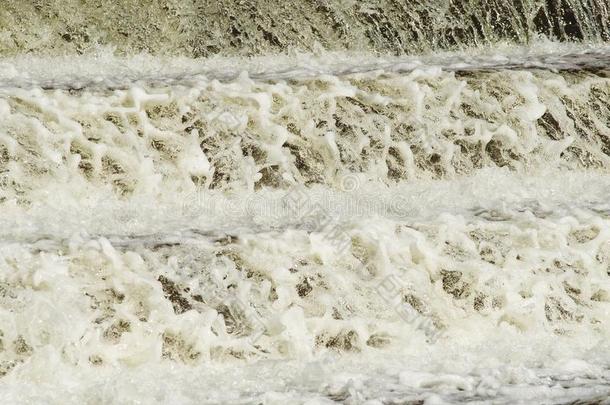 冷冻的<strong>水流</strong>.<strong>水流</strong>动的越过指已提到的人岩石倾泻.山