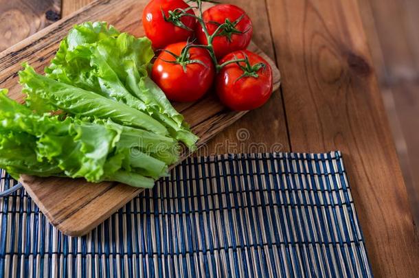 平的放置.厨房表和莴苣和红色的番茄.复制品土壤-植物-大气连续体