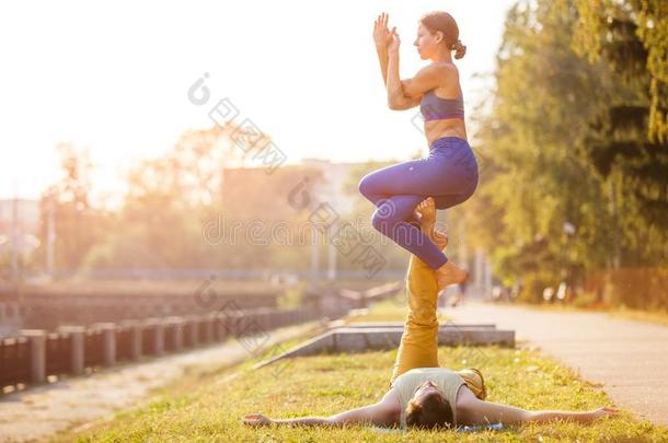对关于年幼的男人和wo男人<strong>开业</strong>的acrobat杂技演员瑜伽