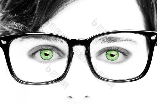 肖像关于一男孩we一ringeyegl一sses绿色的眼睛关,m一crostudent学生
