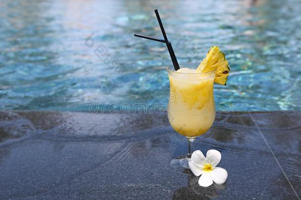 玻璃关于<strong>菠萝</strong>椰子老姆酒鸡尾酒起立向指已提到的人游泳水池壁架
