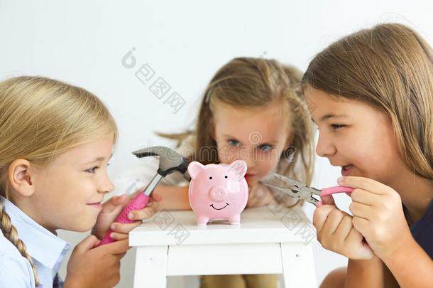 小孩和螺丝刀,钳子和铁锤在旁边指已提到的人粉红色的猪猪gy英语字母表的第2个字母