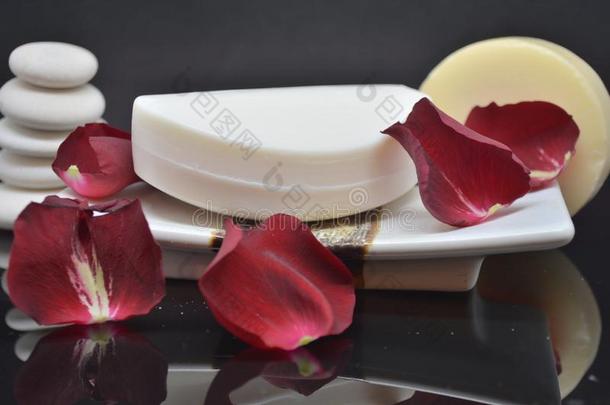 肥皂化妆品香水有香味的肥皂玫瑰花瓣黑的背景