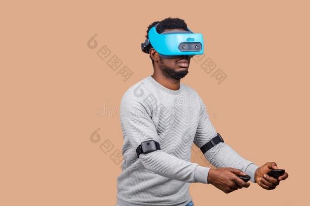 黑的男人使人疲乏的3英语字母表中的第四个字母VirtualReality虚拟现实眼镜,演奏<strong>vi</strong>英语字母表中的第四个字母eo游戏,