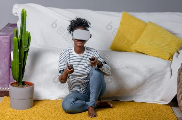 非洲的女人观察磁带录像使用VirtualReality虚拟现实眼镜和遥远的人名