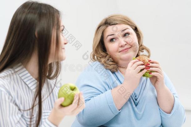 苗条的女孩食物健康的食物,肥的女人食物对有害的快的食物