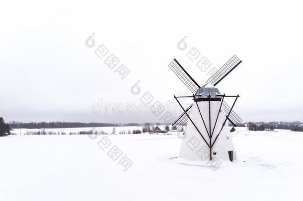 老的风车采用一下雪的田向Est向一采用乡村