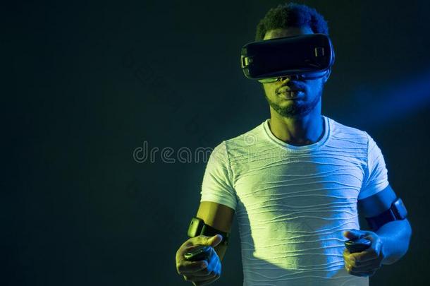 非洲的男人采用白色的,wear采用gVirtualReality虚拟现实戴在头上的耳机或听筒向绿色的蓝色双的Coloran美国科