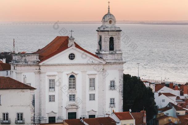日出越过里斯本老的城镇阿尔法马-葡萄牙.伊格雷亚demand需要圣者